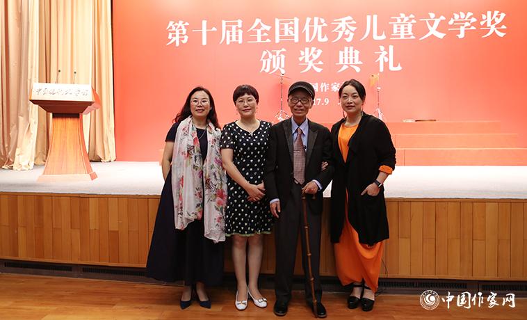 獲獎(jiǎng)作家與樊發(fā)稼、湯素蘭合影