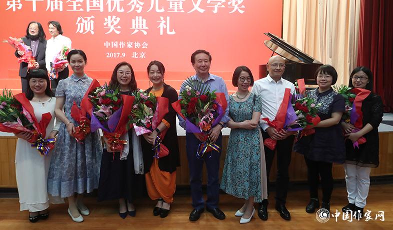 頒獎(jiǎng)典禮結(jié)束后，獲獎(jiǎng)作家合影留念