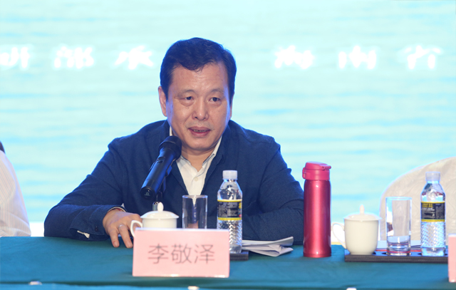 中國(guó)作協(xié)黨組成員、副主席李敬澤主持開(kāi)幕式