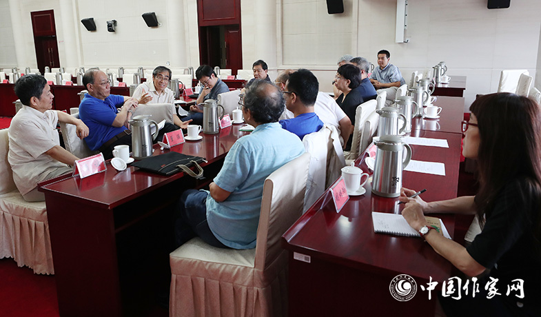 7月28日，全體會(huì)后文學(xué)翻譯獎(jiǎng)評(píng)獎(jiǎng)委會(huì)召開會(huì)議