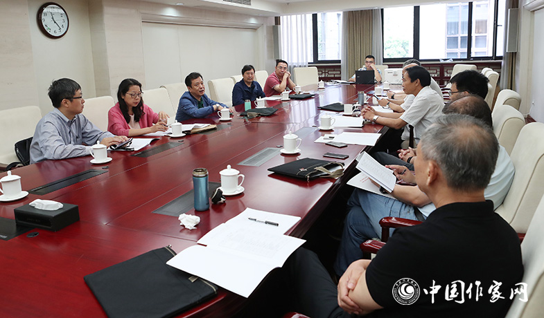 7月28日，全體會(huì)后中篇小說(shuō)獎(jiǎng)評(píng)獎(jiǎng)委員會(huì)召開會(huì)議