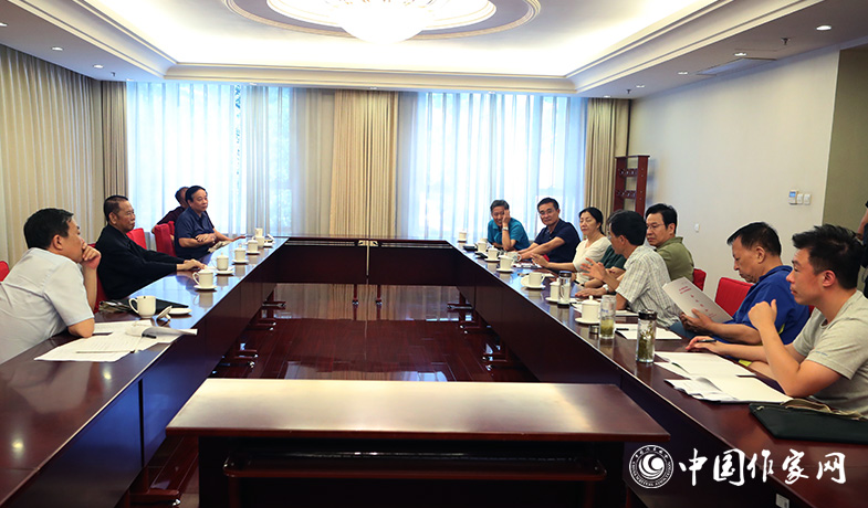 7月28日，全體會(huì)后報(bào)告文學(xué)獎(jiǎng)評(píng)獎(jiǎng)委員會(huì)召開會(huì)議