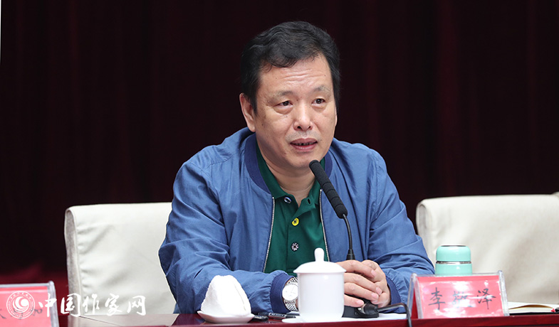 7月28日，李敬澤在全體會(huì)上就《魯迅文學(xué)獎(jiǎng)評(píng)獎(jiǎng)條例》和《評(píng)獎(jiǎng)細(xì)則》做講解說(shuō)明