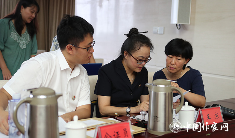 8月11日，公證處公證人員檢查選票統(tǒng)計(jì)情況