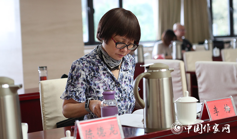 8月11日，紀(jì)監(jiān)組人員審核選票統(tǒng)計(jì)情況