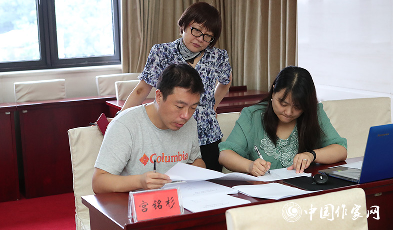 8月11日，聯(lián)絡(luò)員統(tǒng)計(jì)選票，紀(jì)監(jiān)組人員監(jiān)督工作