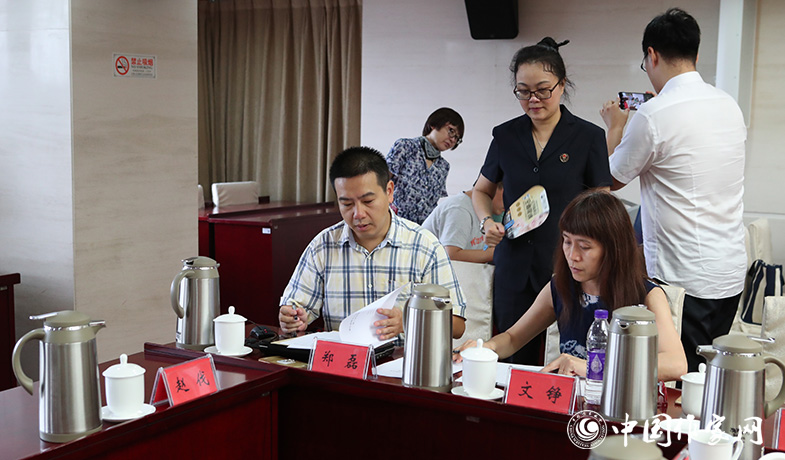 8月11日，聯(lián)絡(luò)員統(tǒng)計(jì)選票，公證處人員監(jiān)督工作