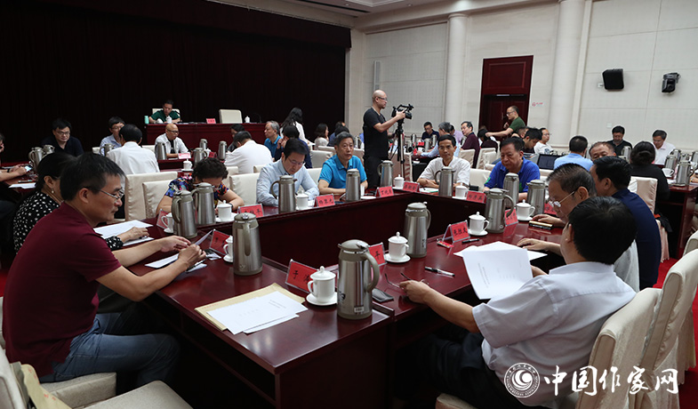 8月11日，評(píng)委們?cè)诮K評(píng)會(huì)上填寫選票