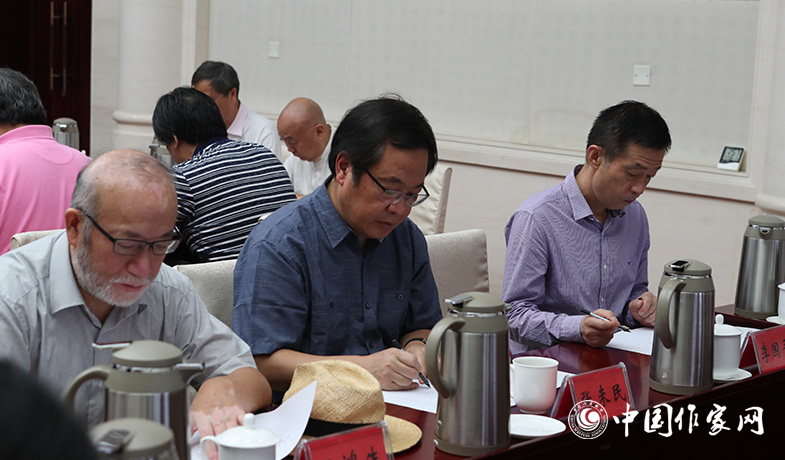 8月11日，評(píng)委們?cè)诮K評(píng)會(huì)上填寫選票