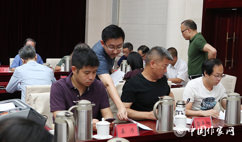 8月11日，聯(lián)絡(luò)員在向評(píng)委會(huì)收發(fā)選票