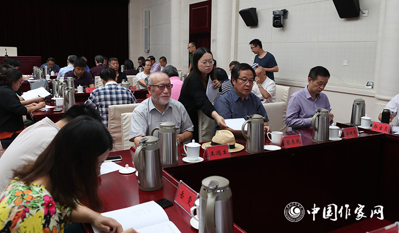 8月11日，聯(lián)絡(luò)員在向評(píng)委會(huì)收發(fā)選票