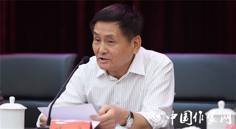 中國作協(xié)副主席葉辛代表老作家向與會青年作家寄語