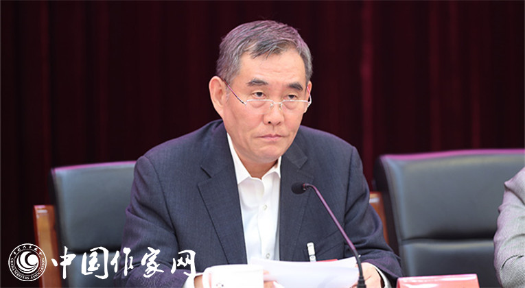 中國作協(xié)黨組書記、副主席錢小芊作報告