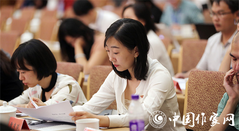 與會代表在開幕式現(xiàn)場