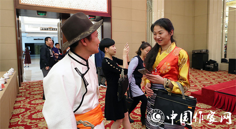 開幕式結(jié)束后，代表們合影留念