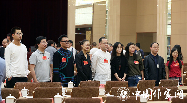 開幕式結(jié)束后，代表們合影留念