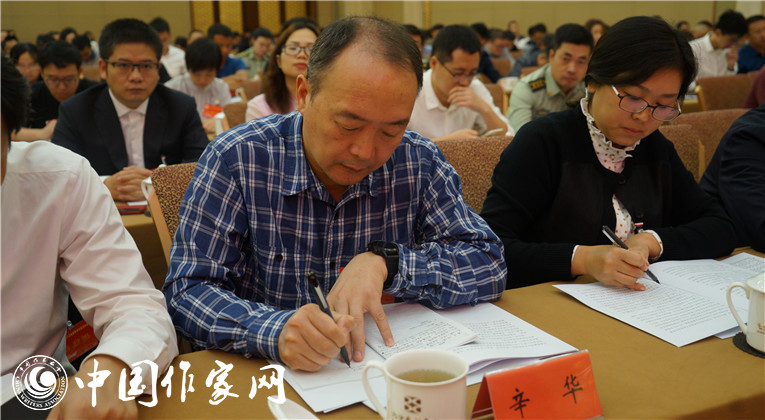 與會代表在開幕式現(xiàn)場