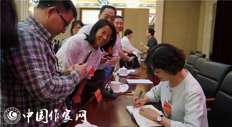 開幕式結(jié)束后，鐵凝為代表們簽名留念