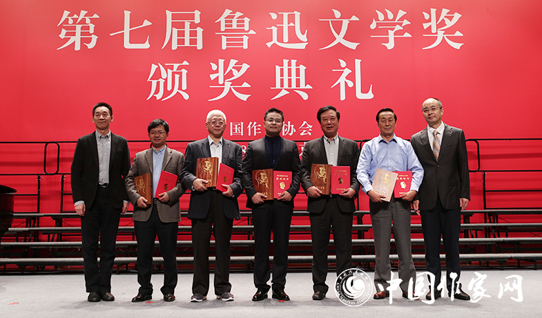 吳義勤、施戰(zhàn)軍為文學(xué)理論評(píng)論獎(jiǎng)獲獎(jiǎng)作家頒獎(jiǎng)