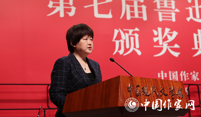 評(píng)委何向陽(yáng)宣讀文學(xué)理論評(píng)論授獎(jiǎng)辭