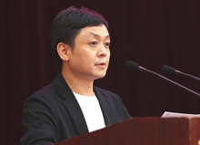 楊慶祥：這是一個人民的世紀　　時代從來不主動呈現(xiàn)其面容和形式。光榮屬于那些執(zhí)著探索和艱苦書寫的靈魂。[詳細]