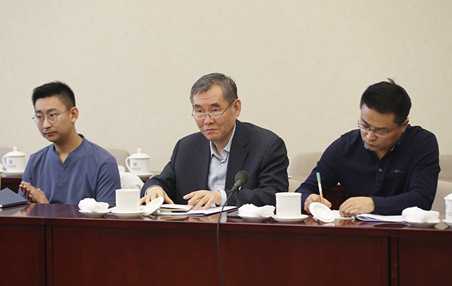 錢小芊參加青創(chuàng)會分組討論