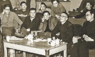 1963年4月2日，老舍（前排右二）觀看《茶館》排練后與演職人員交談