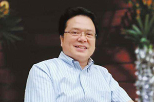 獲獎(jiǎng)作品：《主角》作者：陳彥         獲獎(jiǎng)感言　　我是從散文、小說寫作開始，中途轉(zhuǎn)向戲劇文學(xué)，最終又回歸小說創(chuàng)作。今天驀然回首，倍感滄桑與歡欣。我出生的那個(gè)山鄉(xiāng)小縣鎮(zhèn)安，在上世紀(jì)八十年代，出現(xiàn)了一股文學(xué)熱潮，青年幾乎個(gè)個(gè)都在做著熱辣辣的文學(xué)夢(mèng)。我就是那時(shí)被裹挾進(jìn)去，四十年，再?zèng)]有停止過丈量、勘測人性與生命溫度的腳步。從文學(xué)走向戲劇文學(xué)，是因?yàn)槁殬I(yè)的原因，也是因?yàn)槲膶W(xué)的原因。