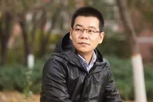 獲獎(jiǎng)作品：《北上》作者：徐則臣         獲獎(jiǎng)感言　　其實(shí)寫作22年來，我一直在感謝這條河。感謝的方式就是一篇接一篇的寫出與這條河相關(guān)的作品。22年里它都是我的小說最忠貞、最可靠的背景。我在河邊生活過多年，這些被大河水氣籠罩的歲月，成了我寫作最重要的資源。只要寫到河流，只要筆墨生澀了、故事滯重了，我就會(huì)在想象里迅速回到這條河邊。然后一切水到渠成。即便是那些發(fā)生在北京城里的故事，只要穿行在高樓大廈間的那個(gè)人，一頭連著這條河，我就知道接下來該怎么辦。