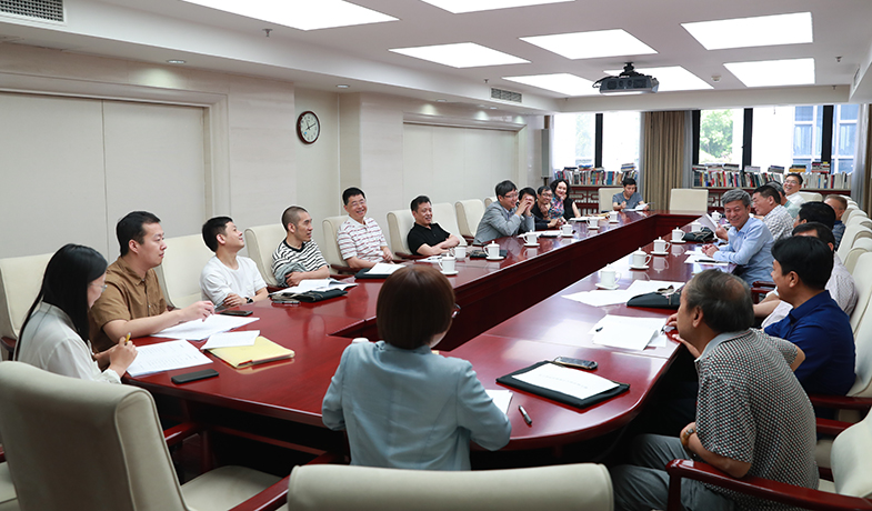 第一次全體會(huì)后召開大組見面會(huì)，各組評(píng)委討論工作