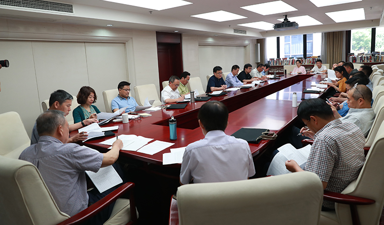 第一次全體會(huì)后召開大組見面會(huì)，各組評(píng)委討論工作