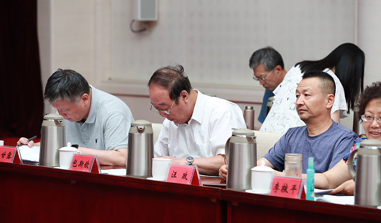 評(píng)委們?cè)谡J(rèn)真填寫選票