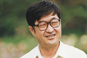 翻譯獎(jiǎng)：漢文譯維吾爾文作者：牙生·賽依提（維吾爾族）         獲獎(jiǎng)感言　　掌握一門語(yǔ)言就好像打開了一片新天地。上世紀(jì)80年代以后，我讀了許多漢族作家的作品，包括譯成漢語(yǔ)的許多國(guó)外作家的文學(xué)作品。當(dāng)時(shí)我所讀過(guò)的這些文學(xué)作品，依然沒有維文版，廣大維吾爾讀者則無(wú)法讀到這些文學(xué)作品。我覺得自己有責(zé)任將這些好的作品分享給維吾爾族讀者，讓他們也能一起欣賞和感悟優(yōu)秀的作品……