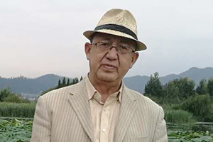 翻譯獎(jiǎng)：維吾爾文譯漢文作者：鐵來(lái)克·依布拉音（維吾爾族）         獲獎(jiǎng)感言　　文學(xué)創(chuàng)作繁榮的時(shí)代，也是文學(xué)翻譯繁榮的時(shí)代。我堅(jiān)信文學(xué)的力量，它不僅能在人們當(dāng)中產(chǎn)生深入的了解，還能潛在地改善各民族之間的相互了解，促進(jìn)各民族之間的共同進(jìn)步和發(fā)展。一部?jī)?yōu)秀的文學(xué)作品的翻譯，如同一只蜜蜂要釀造一公斤蜂蜜須采集一百萬(wàn)朵花蕊那樣，需要我們持之以恒地積累知識(shí)……