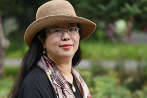 翻譯獎(jiǎng)：蒙古文譯漢文作者：哈森（蒙古族）         獲獎(jiǎng)感言　　作為一名翻譯，我是無(wú)限忠于原著的那一個(gè)。文學(xué)翻譯不是用另一種語(yǔ)言講述另一個(gè)語(yǔ)言的故事那么簡(jiǎn)單。須準(zhǔn)確譯出原文內(nèi)容的同時(shí)，還要完好地展示原作風(fēng)格。這也就是嚴(yán)復(fù)闡明的“信、達(dá)、雅”之于我的追求。我是幸運(yùn)的。作為一名職業(yè)翻譯，慶幸翻譯事業(yè)是我一生無(wú)悔的選擇……