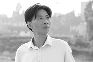 散文獎(jiǎng)：《那條叫清江的河》作者：徐曉華(土家族)         獲獎(jiǎng)感言　　這份殊榮不是我一個(gè)人的，而是我們警隊(duì)的榮光。這絕不是一句套話。我是一名有36年警齡的基層警察，在打擊違法犯罪、維護(hù)社會(huì)治安、服務(wù)人民群眾的過(guò)程中，與市民、村民們建立了深厚的情誼，也得到了他們的理解、支持和信任。這充分地體現(xiàn)于我的創(chuàng)作過(guò)程和作品中……