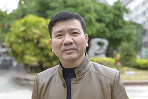 散文獎(jiǎng)：《被風(fēng)吹過(guò)的村莊》作者：莫景春(毛南族)         獲獎(jiǎng)感言　　我們毛南族人口不過(guò)10來(lái)萬(wàn)，文化非常脆弱，有些隨著時(shí)間的流逝將慢慢消失，如果不及時(shí)好好整理記錄，隨著時(shí)代的發(fā)展，社會(huì)變遷，這些可貴的民族精神記憶或者消磨，或者隱藏，那在不久的將來(lái)，真的難以找到了。作為一個(gè)作家，我有責(zé)任去挖掘，用文字把它們記錄下來(lái)……