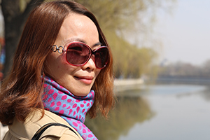 散文獎(jiǎng)：《陪審員手記》作者：朝顏(畬族)         獲獎(jiǎng)感言　　十年的光陰，從無(wú)意識(shí)的寫作進(jìn)入自覺的寫作，閱讀、生活、探尋、思考，幾乎每一天都是累積和做功課的一部分。如果說(shuō)最初的創(chuàng)作更多來(lái)源于表達(dá)的沖動(dòng)，那么最近幾年，則應(yīng)該歸結(jié)于向內(nèi)深刻思慮之后，向外尋求用文字與人世搭建一座橋梁……