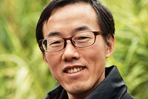 詩(shī)歌獎(jiǎng)：《逆風(fēng)歌》作者：張遠(yuǎn)倫(苗族)         獲獎(jiǎng)感言　　《逆風(fēng)歌》是我創(chuàng)作的以“諸佛村”系列組詩(shī)為主的一部詩(shī)集。諸佛村是重慶市彭水苗族土家族自治縣諸佛鄉(xiāng)的一個(gè)村。從1996年開始，我在那里生活了10年。這既是是我人生錘煉的10年，也是我的詩(shī)藝積淀的10年，那里的純凈、優(yōu)美、淳樸深深影響了我，親人們的隱忍、堅(jiān)強(qiáng)、艱辛更是讓我難以忘懷……