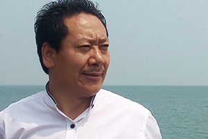 詩(shī)歌獎(jiǎng)：《桑多鎮(zhèn)》作者：扎西才讓(藏族)         獲獎(jiǎng)感言　　在有限的文字里，我試圖寫出桑多人在歷史長(zhǎng)河中或隱或顯的倔強(qiáng)身影，捕捉他們?cè)谏鐣?huì)變革進(jìn)程中在觀念、精神、意志等方面的變化，呈現(xiàn)他們?cè)趪?guó)家惠民政策的照耀下通過(guò)自身努力改善生活狀況的事實(shí)。當(dāng)然，我也寫到他們身披信仰之光處變不驚的生存常態(tài)，根深蒂固的舊觀念舊思維，人性中永不消逝的善與惡的多種因子……