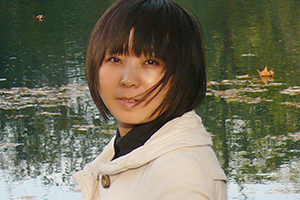 報(bào)告文學(xué)獎(jiǎng)：《海雀，海雀》作者：王華（仡佬族）         獲獎(jiǎng)感言　　海雀被一大片森林摟著，房舍間，還有各家根據(jù)自己的喜歡種的各種果樹、花樹。幾輪的房改工程，已經(jīng)將這里的民房統(tǒng)一了風(fēng)格，道路也全部硬化了，半坡還有一個(gè)小廣場(chǎng)，村里有了拿工資的清潔工——海雀很美。以至于，我都不太相信曾經(jīng)的海雀真是資料上介紹的那個(gè)樣子——一個(gè)“苦甲天下”、不適合人居的地方……