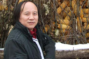 報(bào)告文學(xué)獎(jiǎng)：《羅布泊新歌》作者：劉國(guó)強(qiáng)（滿族）         獲獎(jiǎng)感言　　我對(duì)“下沉”這個(gè)詞匯充滿感情。下沉的力度和深度，決定回彈的高度。下沉進(jìn)生活里，總會(huì)找到一眼旺泉。有人說(shuō)，只要生活著，隨處都是生活。我不敢茍同，因?yàn)榇恕吧睢焙捅恕吧睢笔遣灰粯拥?。我們生活的時(shí)代，趕上百年未有之大變局，原態(tài)生活往往比我們想象的還要刺激、精彩……