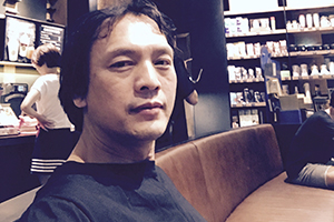 中短篇小說(shuō)獎(jiǎng)：《人間消息》作者：李約熱（壯族）         獲獎(jiǎng)感言　　自2003年以“李約熱”為筆名發(fā)表作品以來(lái)，已經(jīng)過(guò)去17個(gè)年頭。17年來(lái)，在祖國(guó)南疆、美麗神奇的八桂大地上，有很多動(dòng)人的故事吸引著我。我寫作的靈感，來(lái)自我曾經(jīng)生活、工作過(guò)的鄉(xiāng)村，生活在那里的人們，他們的生存狀態(tài)、他們的喜怒哀樂、他們的所思所想、他們對(duì)美好生活的追求，給我提供了豐富的寫作素材……