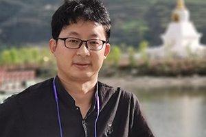 中短篇小說(shuō)獎(jiǎng)：《睡覺的水》（藏文）作者：拉先加（藏族）         獲獎(jiǎng)感言　　雖然隔著千山萬(wàn)水，但總是割不斷我對(duì)那一方生我養(yǎng)我的故土的眷戀與思念，惟有用母語(yǔ)寫作，才能在夢(mèng)中在心中可以無(wú)限接近那些被時(shí)空隔開的人和事，才能感覺到自己逐漸變得完整和充實(shí)。所以我盡管生活在北京，但依然堅(jiān)持用母語(yǔ)寫作，嘗試對(duì)這一古老的語(yǔ)言賦予一些新的活力……