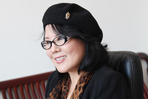 長(zhǎng)篇小說(shuō)獎(jiǎng)：《舞動(dòng)的木偶》（朝鮮文）作者：許連順（朝鮮族）         獲獎(jiǎng)感言　　對(duì)我而言，寫作與其說(shuō)是一種職業(yè)，毋寧說(shuō)是旨在燃燒生命的一種手段。在為自己的文學(xué)局限性而感到無(wú)為無(wú)助時(shí)，我曾感到不亞于死亡的絕望?？墒?，這種絕望又逼迫我重新拿起筆來(lái)。小說(shuō)教會(huì)了我戰(zhàn)勝絕望的方法。只有在寫小說(shuō)的時(shí)候，我才會(huì)真真切切地感到我是活著的。寫小說(shuō)，就是同小說(shuō)中的人物一同體驗(yàn)人生……