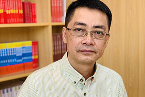 長(zhǎng)篇小說(shuō)獎(jiǎng)：《駐村筆記》作者：紅日（瑤族）         獲獎(jiǎng)感言　　腳上沾有多少泥土，心中就積淀多少故事。兩年駐村激發(fā)了我書寫《駐村筆記》的創(chuàng)作靈感，豐富了我的創(chuàng)作素材，拓寬了創(chuàng)作視野，拉近了與人民群眾的感情，思想上得到了洗禮，藝術(shù)上得到了提高……