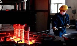 作家汪峰、賀璞走進(jìn)江西銅業(yè)和安源煤礦采訪