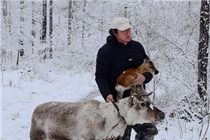 小說(shuō)：獲獎(jiǎng)作品《馴鹿六季》作者：格日勒其木格·黑鶴         獲獎(jiǎng)感言　　人們向往荒野，努力回歸自然。這種向往并非僅僅是因?yàn)榛囊暗赜蛏系倪|闊，那些進(jìn)入荒野的人驚訝地發(fā)現(xiàn)，其實(shí)人類的一部分一直生活在荒野中，并未進(jìn)入城市。外來(lái)的人們第一次意識(shí)到世界上竟然存在這樣一種生活方式，人類可以在不改變自然環(huán)境的前提下與周?chē)沫h(huán)境和其他的生命和諧共處。