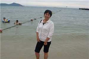 小說(shuō)：獲獎(jiǎng)作品《上學(xué)謠》作者：胡永紅         獲獎(jiǎng)感言　　《上學(xué)謠》是我的第二部作品，故事來(lái)源于真實(shí)的新聞事件，水仙阿嬤的原型是懷集下帥壯族自治鄉(xiāng)廖月明婆婆、火龍的原型是廖婆婆的孫子蒙偉。小說(shuō)講述了壯鄉(xiāng)少年火龍幼年失去雙親，與奶奶水仙阿嬤相依為命，艱難求生，幸而獲政府資助得以完成學(xué)業(yè)，并最終反哺故鄉(xiāng)的故事。