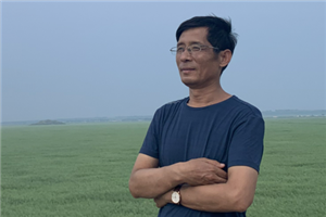 小說(shuō)：獲獎(jiǎng)作品《陳土豆的紅燈籠》作者：謝華良          獲獎(jiǎng)感言　　我的文學(xué)創(chuàng)作，一直沒(méi)有離開(kāi)家鄉(xiāng)，沒(méi)有離開(kāi)家鄉(xiāng)那片土地。多年以來(lái)，我始終想寫(xiě)一個(gè)鄉(xiāng)村好男孩，他的模樣、性格和身世都與土豆相像。這個(gè)男孩與我的童年有關(guān)，與家鄉(xiāng)那片土地上的世道人心有關(guān)，與當(dāng)下少年兒童的成長(zhǎng)有關(guān)……當(dāng)我把“土豆”這個(gè)名字送給他，他馬上還我一個(gè)“偷著樂(lè)”的表情。